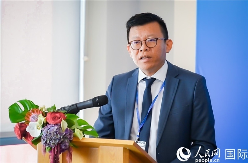 圖為中遠(yuǎn)海運(歐洲)公司副總裁李震宇致辭。人民網(wǎng) 郭錦標(biāo)攝