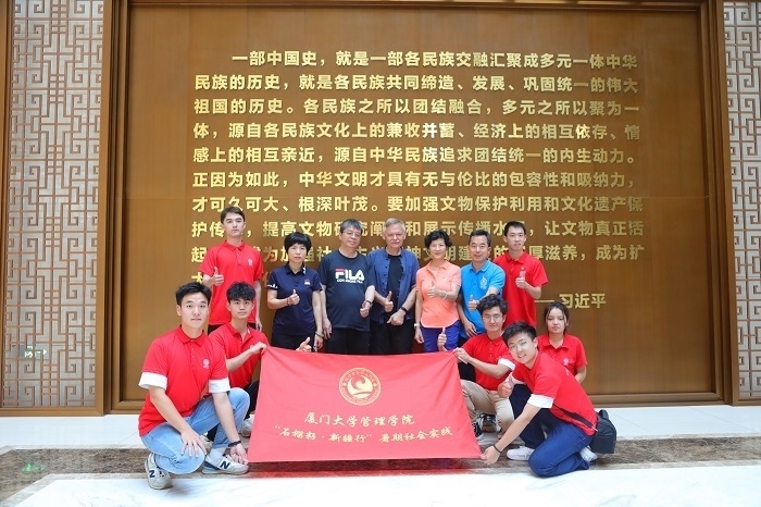 潘維廉和實踐隊師生在昌吉州博物館合影。主辦方供圖