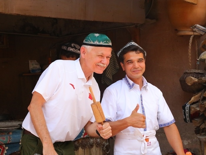 潘維廉和維吾爾族創(chuàng)業(yè)青年合影。主辦方供圖