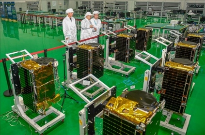 △2022年10月17日，位于吉林長春的長光衛(wèi)星技術(shù)股份有限公司科研人員在衛(wèi)星總裝測試大廳進(jìn)行相關(guān)測試工作。