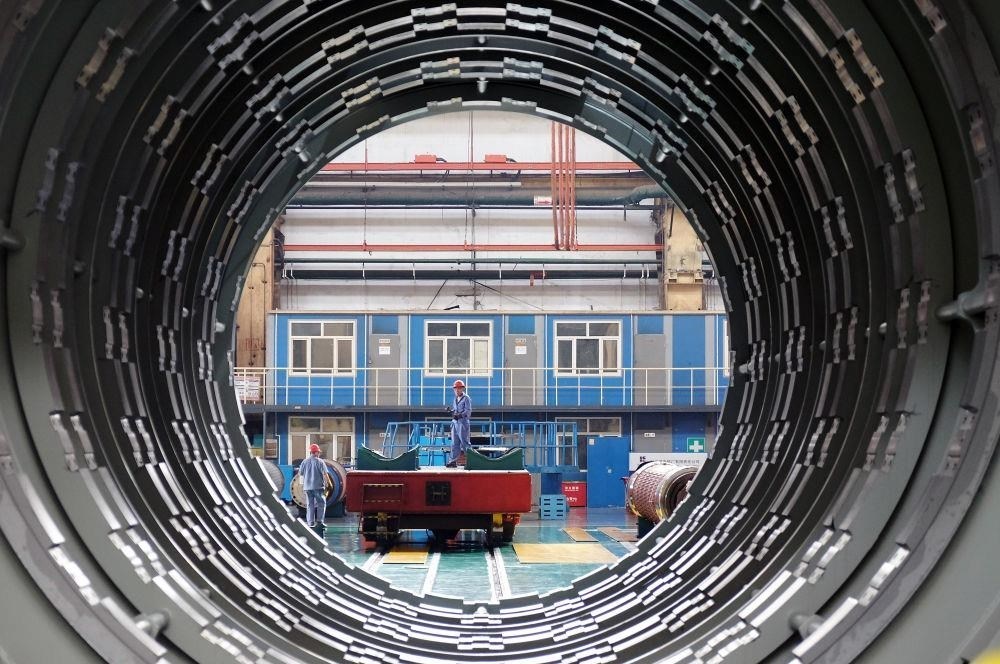 △2023年8月31日，工人在哈電集團(tuán)哈爾濱電機(jī)廠有限責(zé)任公司的水電分廠重型車間作業(yè)。