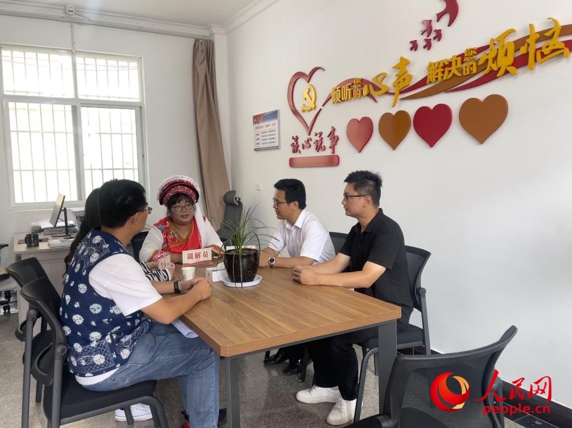 李雪娟（右三）和群眾交流。人民網(wǎng) 周靜圓攝