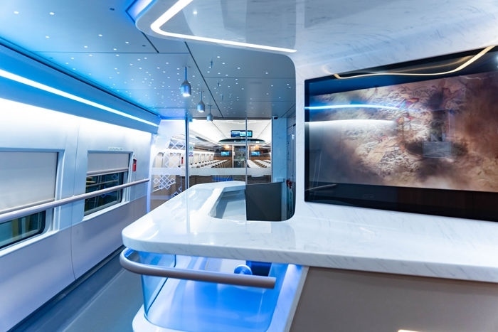 復(fù)興號(hào)亞運(yùn)智能動(dòng)車組列車車廂。上海鐵路局融媒體中心供圖