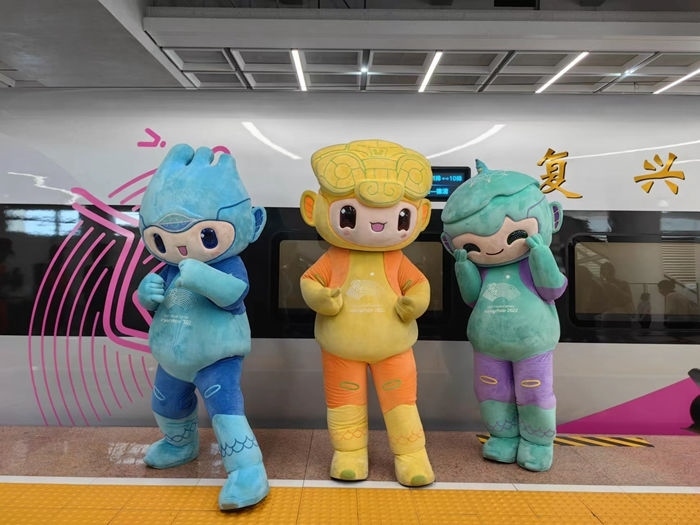 復(fù)興號(hào)亞運(yùn)智能動(dòng)車組列車車廂。上海鐵路局融媒體中心供圖