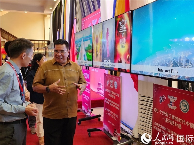 圖為菲律賓國(guó)家圖書(shū)館館長(zhǎng)阿德里亞諾參觀新時(shí)代中國(guó)圖片展。人民網(wǎng)記者樊帆攝