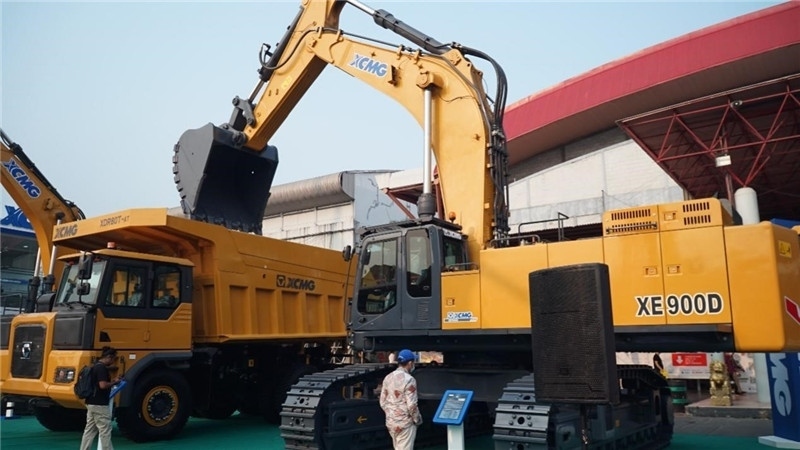 徐工集團展出的90噸礦用挖掘機與80噸自卸車。石偉攝影