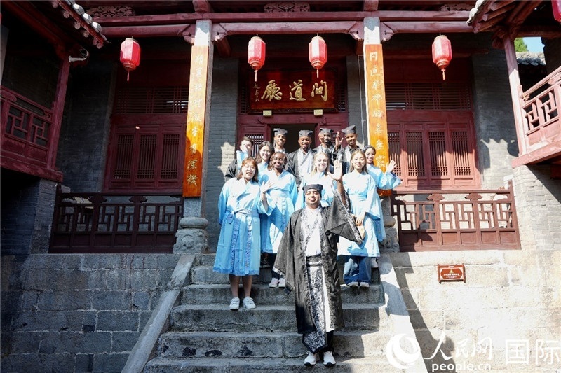 圖為選手們?cè)诤?huì)書院內(nèi)合影留念。人民網(wǎng) 盧鵬宇攝