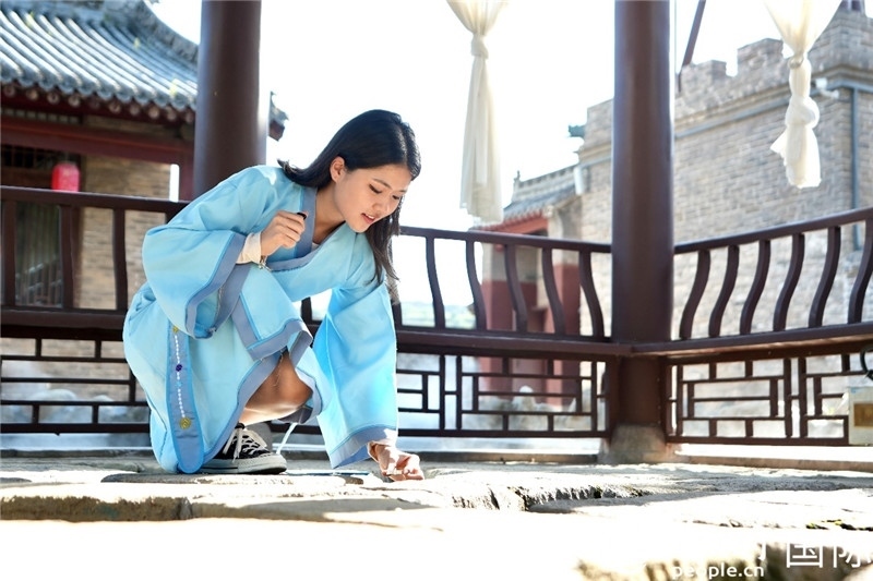 圖為選手在“曲水流觴亭”將“桃心”蠟燭放入渠中。人民網(wǎng) 盧鵬宇攝