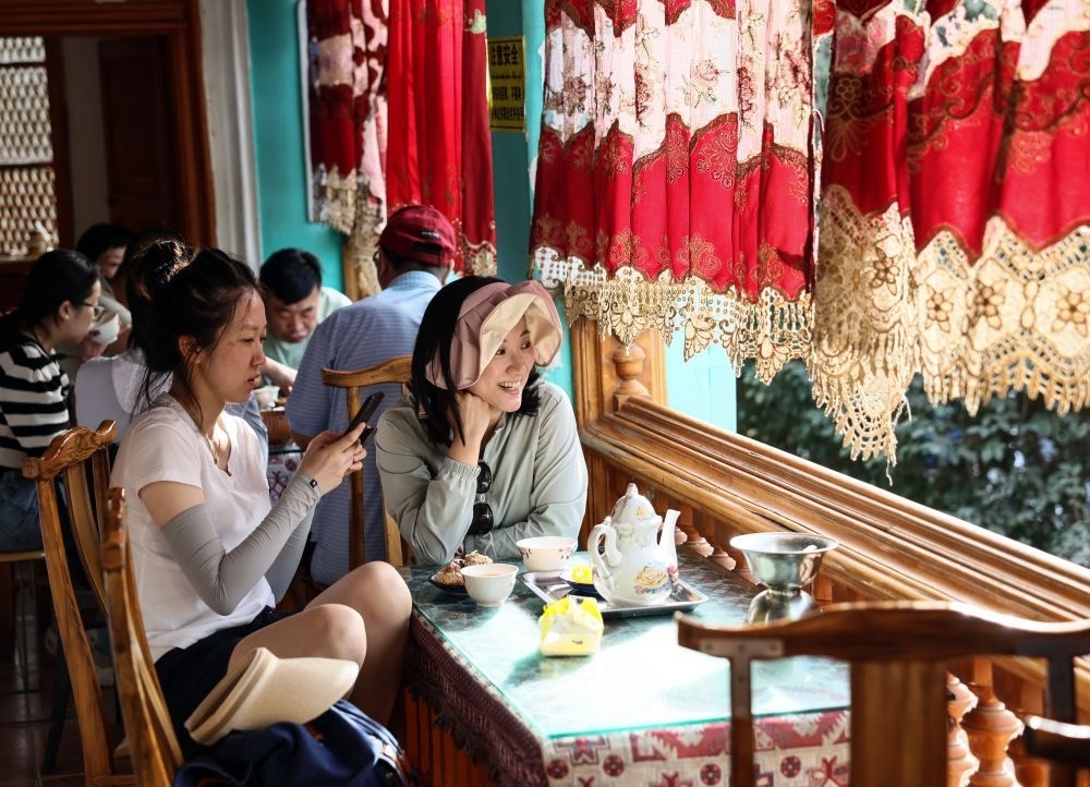 游客在新疆喀什古城景區(qū)百年老茶館內(nèi)品茶小憩（2023年9月7日攝）。新華社記者 蘭紅光 攝