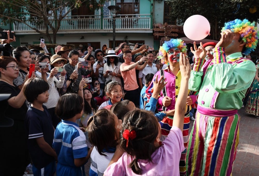 演員與小朋友在新疆喀什古城景區(qū)互動（2023年9月7日攝）。新華社記者 蘭紅光 攝