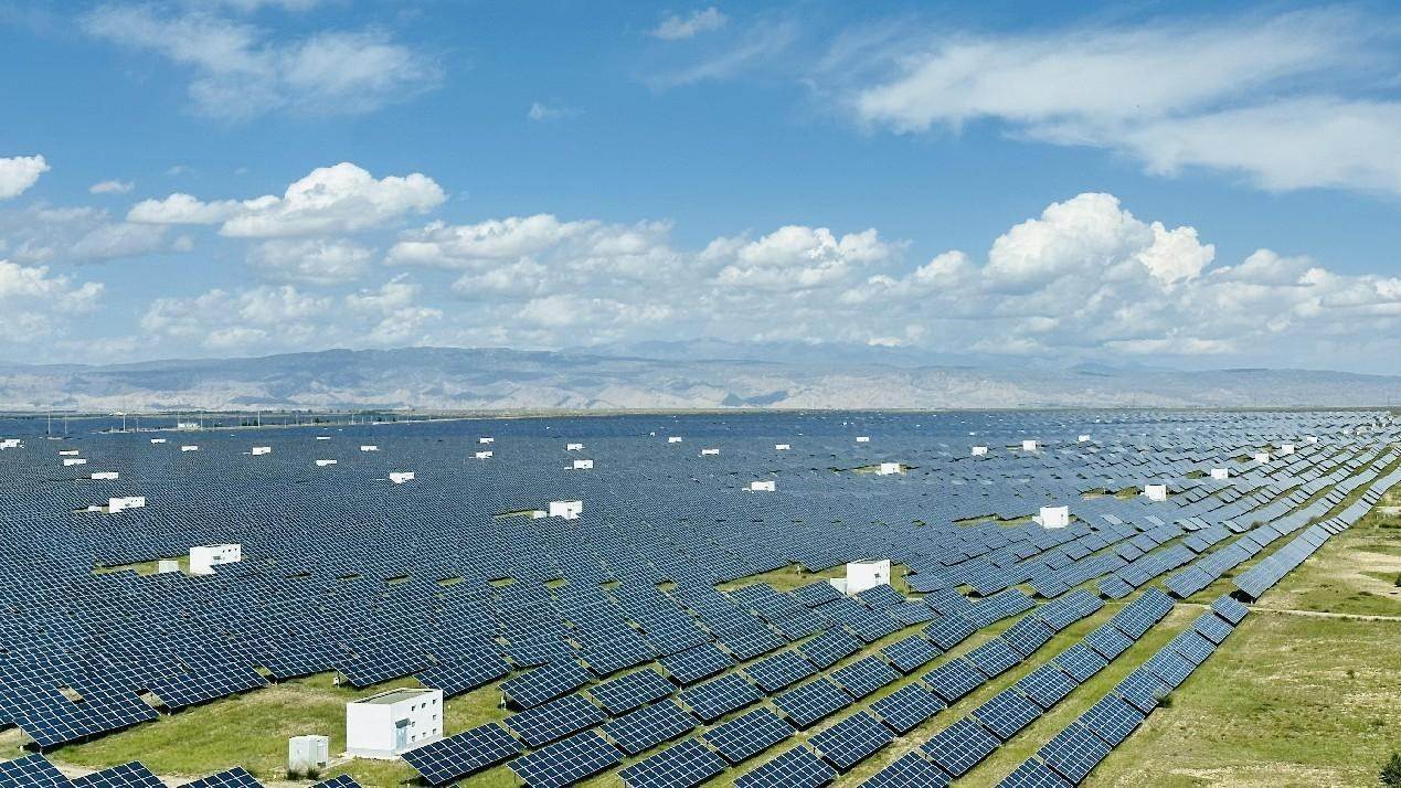 遠(yuǎn)眺青海省海南州光伏發(fā)電園區(qū)。人民網(wǎng) 劉沛然攝