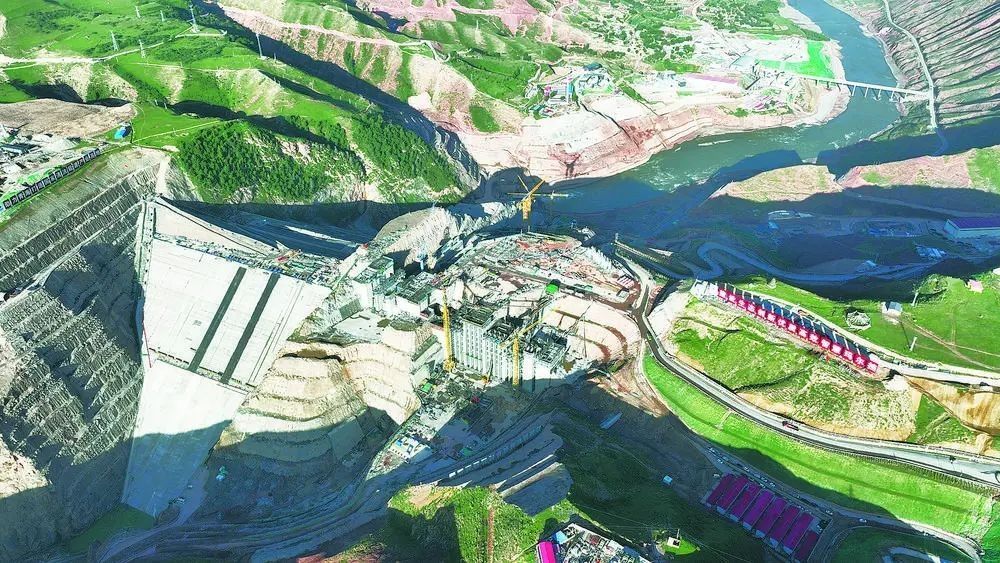 瑪爾擋水電站項目建設(shè)現(xiàn)場。國家能源集團青?，敔枔跛娬竟﹫D