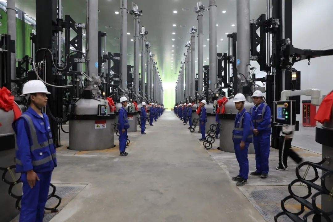 晶科能源二期20GW拉棒切方項目投產(chǎn)現(xiàn)場。南川工業(yè)園區(qū)管委會供圖