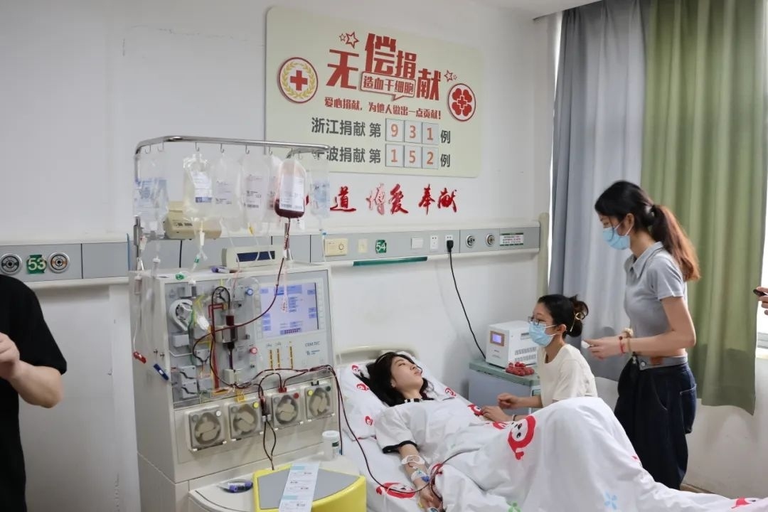 陸冰冰（右三）捐獻(xiàn)185毫升造血干細(xì)胞。受訪者供圖