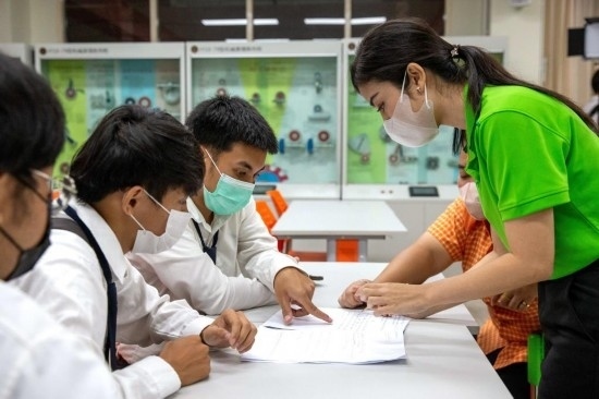 3月14日，在泰國(guó)大城府大城技術(shù)學(xué)院魯班工坊，教師（右一）給學(xué)生上課。新華社記者 王騰 攝