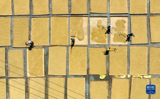 9月16日，在湖南省懷化市通道侗族自治縣萬佛山鎮(zhèn)溪上村，村民在晾曬稻谷（無人機(jī)照片）。