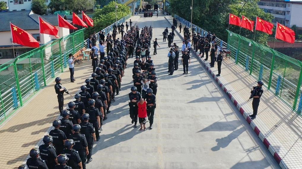 圖為涉詐犯罪嫌疑人移交我方。