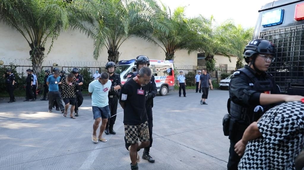 圖為涉詐犯罪嫌疑人移交我方。