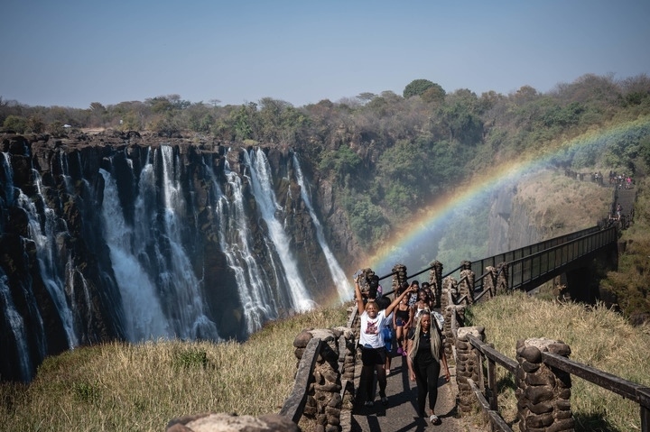 8月21日，游客在贊比亞觀賞維多利亞瀑布景色。