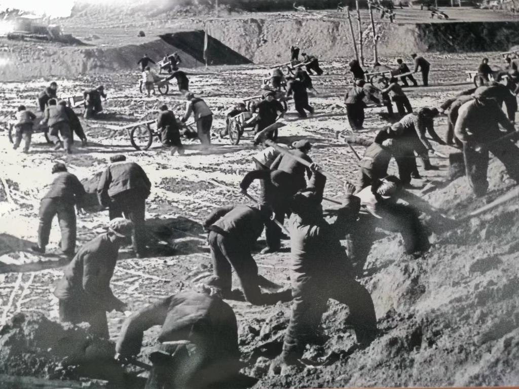 20世紀70年代，高西溝人治理水土流失場景。（資料圖片）