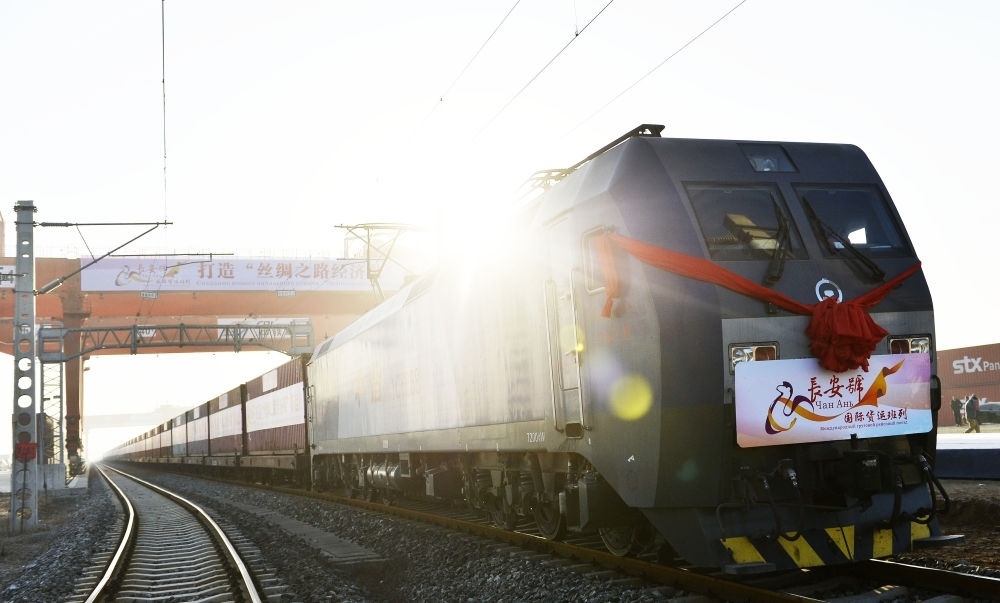 2013年11月28日，首趟由西安發(fā)往哈薩克斯坦阿拉木圖的長(zhǎng)安號(hào)國(guó)際貨運(yùn)列車等待出發(fā)。新華社記者 劉瀟 攝