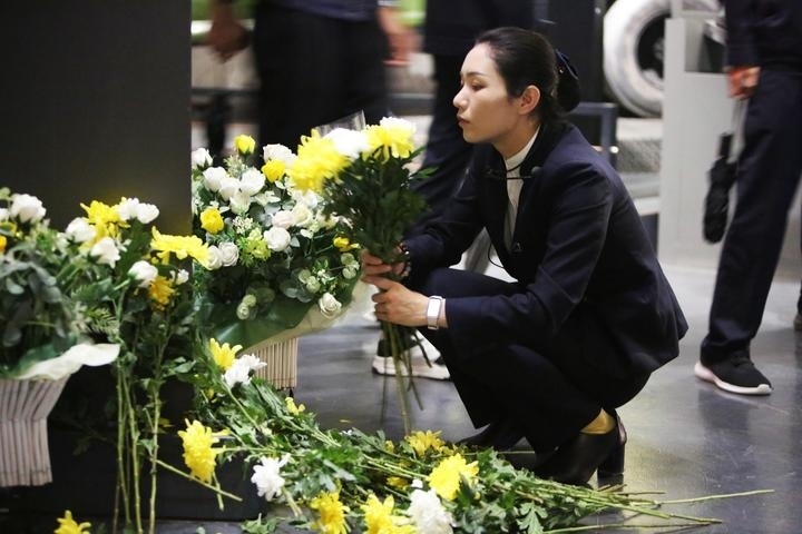 9月18日，工作人員在侵華日軍第七三一部隊罪證陳列館整理花束。新華社記者 石楓 攝