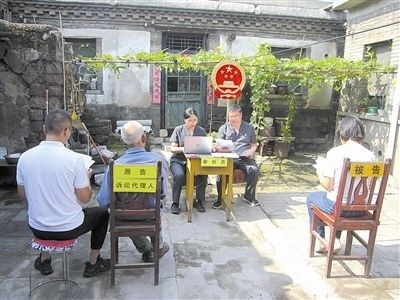 圖②：法庭在農(nóng)家小院開展巡回審判。