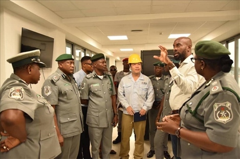 萊基港員工向海關工作人員講解掃描儀使用方法。受訪者供圖