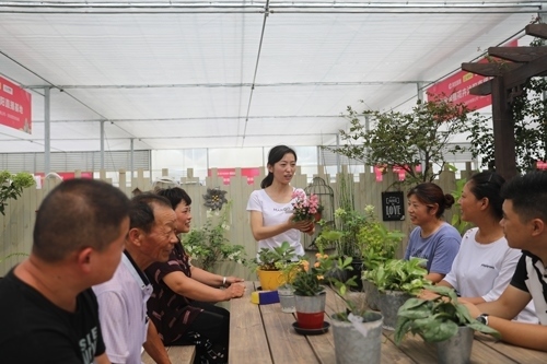 李敏向村民講授花木直播經(jīng)驗(yàn)。受訪者供圖