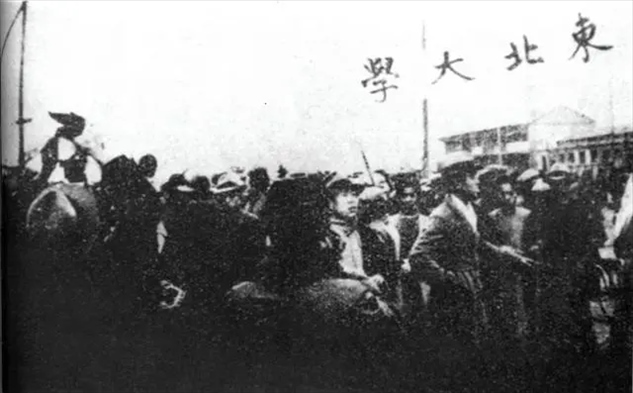 △東北大學(xué)學(xué)生走在一二·九請?jiān)赣涡嘘?duì)伍最前列。