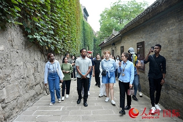 選手們認(rèn)真聆聽(tīng)導(dǎo)游講解。人民網(wǎng) 盧鵬宇攝