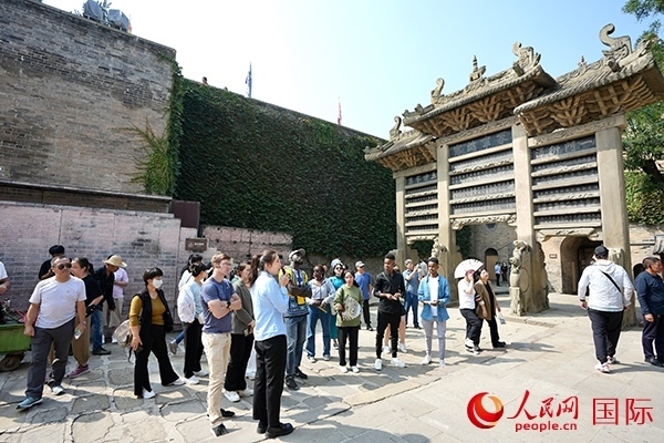 選手們認(rèn)真聆聽(tīng)導(dǎo)游講解。人民網(wǎng) 盧鵬宇攝