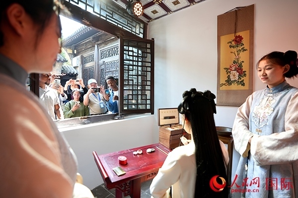 選手們觀看表演。人民網(wǎng) 盧鵬宇攝