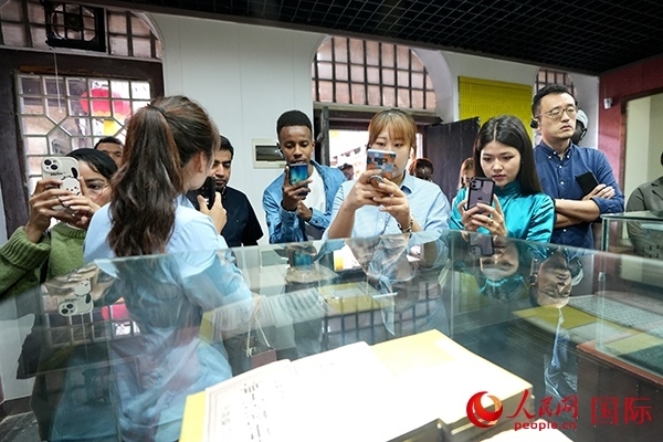 選手們認(rèn)真聆聽(tīng)導(dǎo)游講解。人民網(wǎng) 盧鵬宇攝