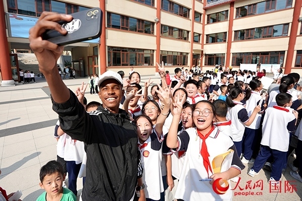 選手和學生們合影。人民網(wǎng) 盧鵬宇攝