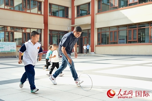 來自巴基斯坦的沙杰在滾鐵環(huán)。人民網(wǎng) 盧鵬宇攝