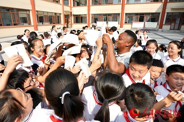 孩子們和選手互動簽名。人民網(wǎng) 盧鵬宇攝