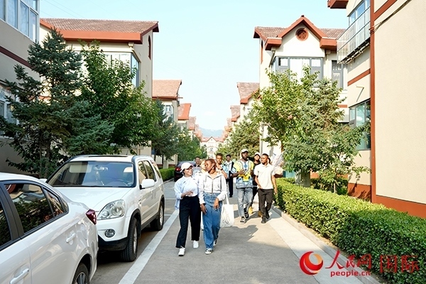 選手們在皇城村參觀。人民網(wǎng) 盧鵬宇攝