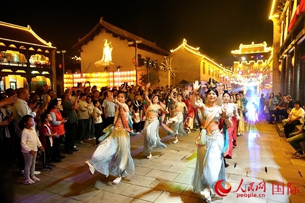 古城巡游隊伍。人民網 盧鵬宇攝