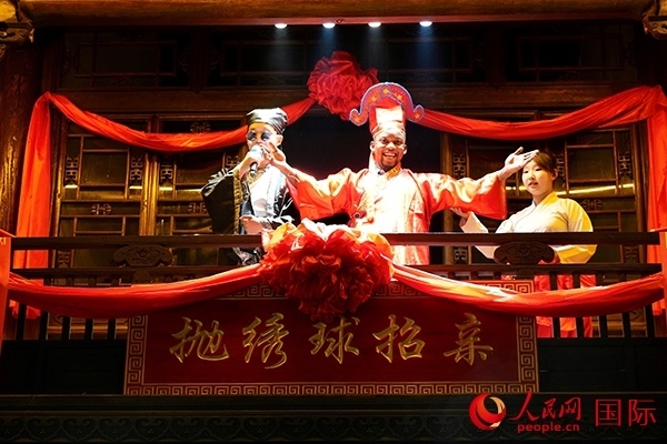 拋繡球。人民網 盧鵬宇攝