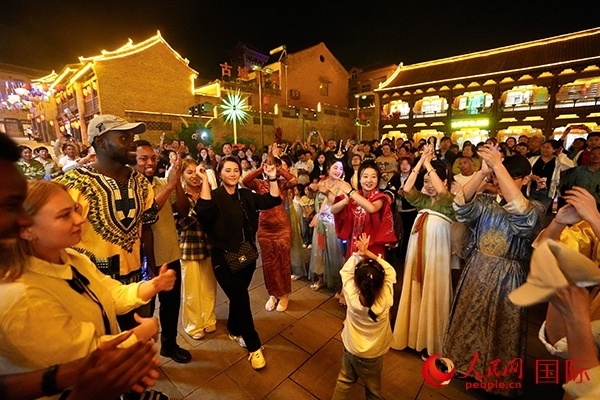 選手們和演員們一起舞蹈。人民網 盧鵬宇攝