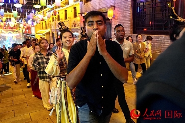 選手體驗古城巡游。人民網 盧鵬宇攝