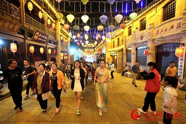 選手體驗古城巡游。人民網 盧鵬宇攝