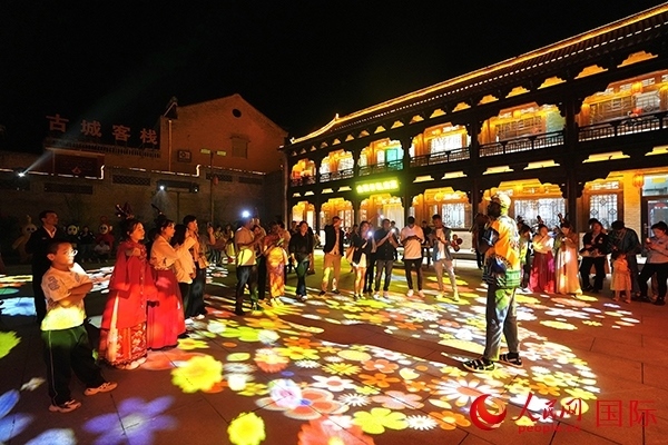 選手們和演員們一起載歌載舞。人民網 盧鵬宇攝