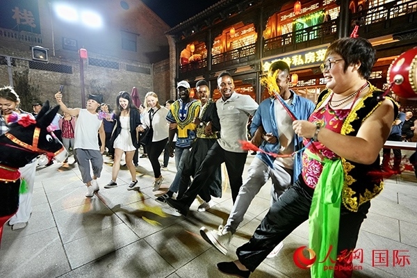 選手們和演員們一起載歌載舞。人民網 盧鵬宇攝