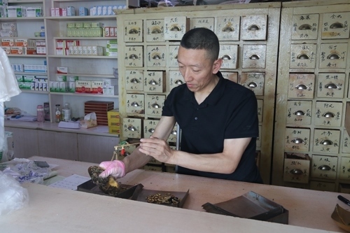 馬啟紅為病患精心配藥。受訪(fǎng)者供圖