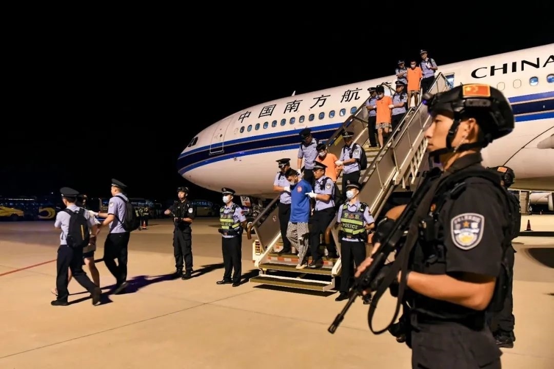 153名實施跨境裸聊敲詐的犯罪嫌疑人從印度尼西亞被押解回國。公安部供圖