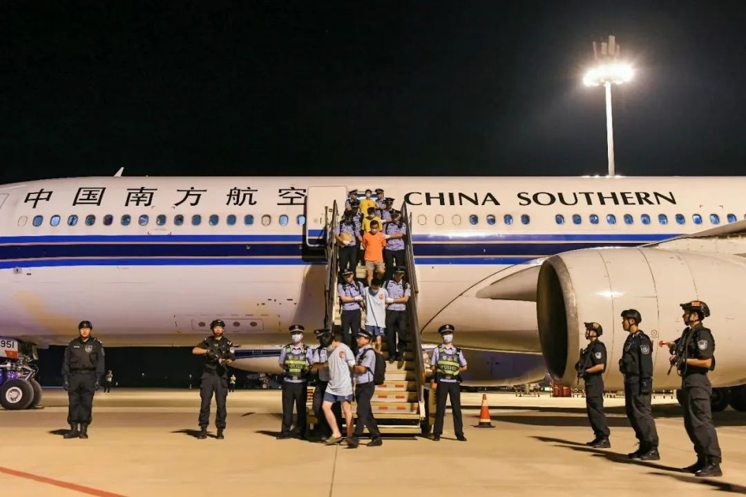 153名實施跨境裸聊敲詐的犯罪嫌疑人從印度尼西亞被押解回國。公安部供圖