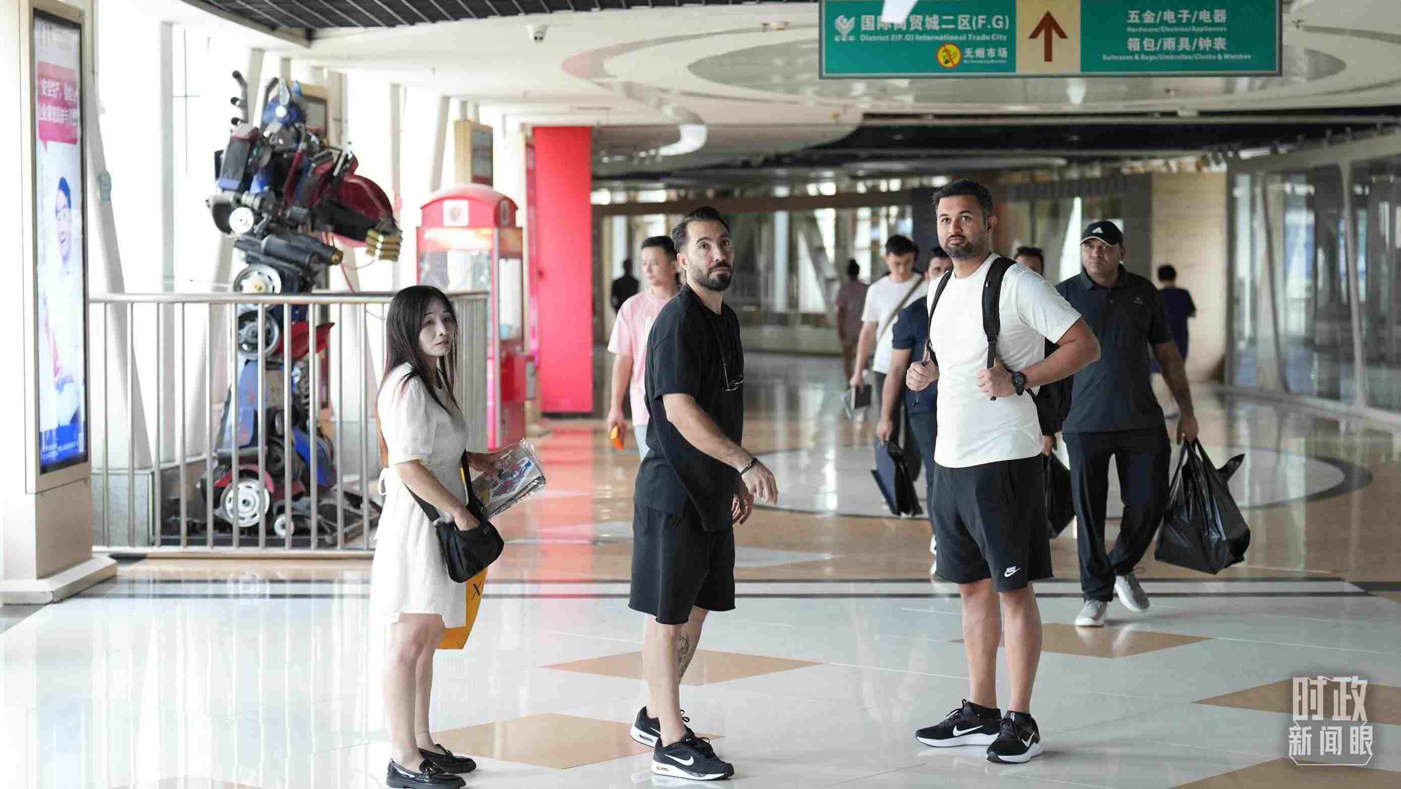 △義烏國際商貿(mào)城內(nèi)，來自世界各地的外商。（總臺國廣記者李晉拍攝）