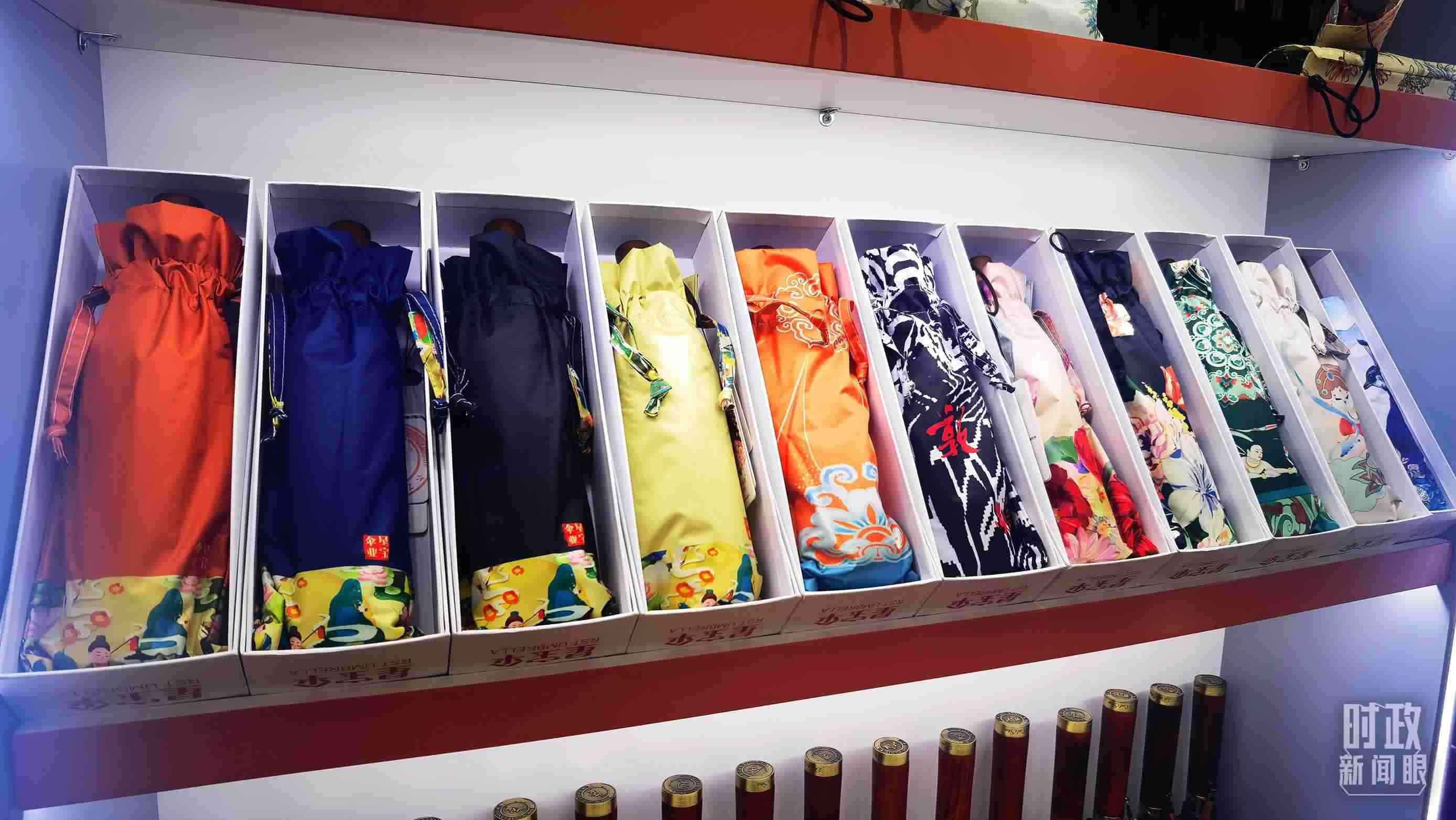 △商貿(mào)城內(nèi)的一家傘鋪，貨架上擺放著包裝精美的雨傘。（總臺央視記者范學(xué)禹拍攝）